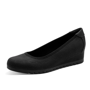 Letisztult eleganciájú Jana fekete félcipő emelt talppal, amely stabil tartást és kényelmes viseletet biztosít a mindennapokban.