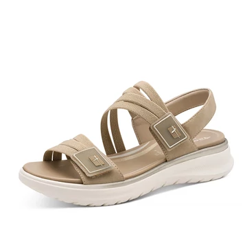 Perspektivikus fotó a Tamaris Comfort szandálról. A képen kiemelt szerepet kap a puha talpbetét és a modern, karakteres törtfehér talp.