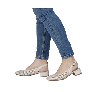 Rieker női cipő modell lábán, farmerrel viselve, a sarokrész és az állítható pánt kényelmét hangsúlyozva.