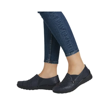 Rieker női félcipő viselve, sötétkék szín, ideális városi sétához és munkába járáshoz