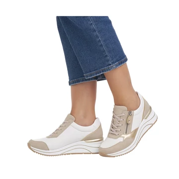 Remonte fehér-bézs női sneaker, divatos kényelmi cipő farmerrel viselve, életmód fotó 