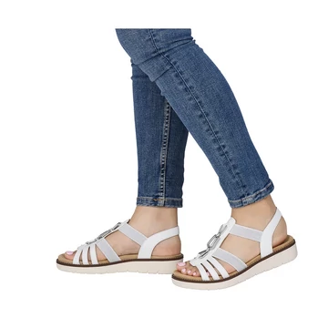 Fehér Remonte női szandál lábon, rugalmas pántokkal a bedagadás ellen, farmerhez illő modern stílusban.