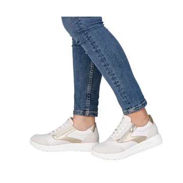 Lábban viselt Remonte sneaker farmerrel, stílusos hétköznapi outfithez ideális extra könnyű kényelmi női cipő