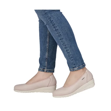 Rieker púder színű női félcipő viselve, farmerrel kombinálva, könnyű éktalp, kényelmes elegáns utcai cipő