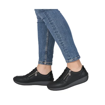 Rieker extra széles női sneaker viselve, kényelmes városi cipő farmerhez, egész napos komfort