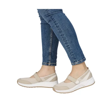 Rieker bézs sportos női félcipő – kényelmes női utcai cipő – viselve farmerrel, hétköznapi használat közben