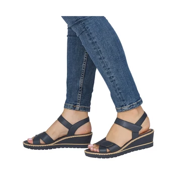 Kényelmes viselet: sötétkék Remonte szandál lábon, farmernadrággal kombinálva, a könnyed és magabiztos nyári lépésekért