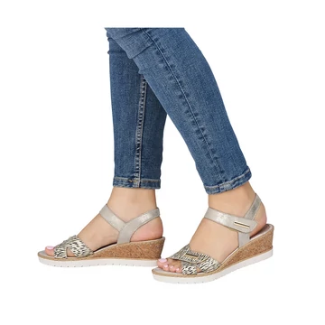 Remonte női szandál egész napos kényelmet adó telitalppal és elegáns pezsgő színben, farmerhez is stílusos viselet.