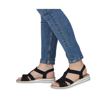 Rieker fekete szandál lábon: rugalmas pántok a tökéletes illeszkedésért és elegáns perforált felsőrész. 