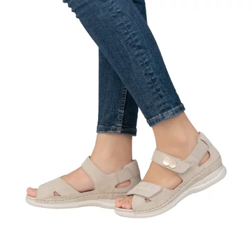 Rieker bézs kérges szandál lábon viselve, harmonikusan illeszkedve a hétköznapi farmeres viselethez.