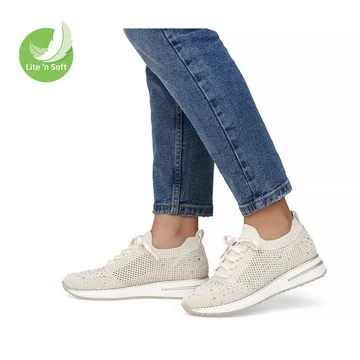 remonte krémszínű női sneaker női lábon, nyári szettel kombinálva 
