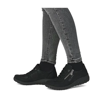 Rieker őszi sneaker női fekete lábon, farmerral kombinálva, lépés 