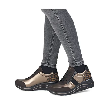 Remonte női sneaker barnás-bronzos lábon lépés közben