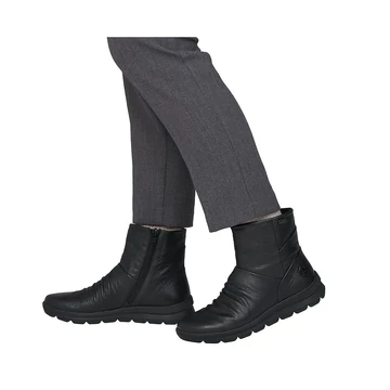 Szürke szövetnadrággal viselve – Rieker fekete bőr bokacsizma, 2 cm-es sarkával hosszú városi sétákhoz is kényelmes