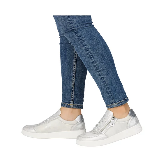 Kényelmes Remonte ezüstös sneaker viselés közben, stílusos és nőies megjelenéssel.
