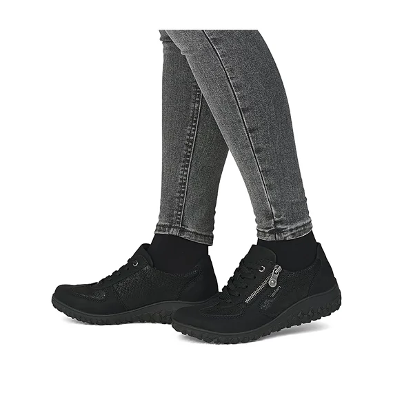 Rieker őszi sneaker női fekete lábon, farmerral kombinálva, lépés 