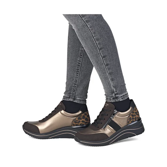 Remonte női sneaker barnás-bronzos lábon lépés közben