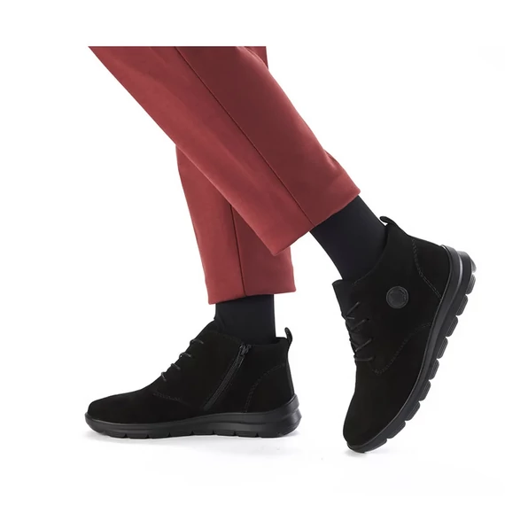 Rieker fekete bokacipő női viseletben, kényelmes városi stílus